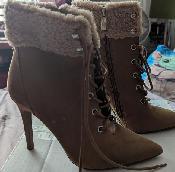 Jessica Simpson  size 7 - Picture 1 of 3